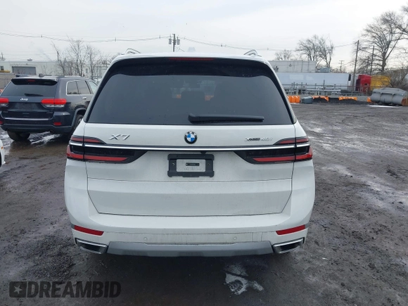 2025 BMW X7 xDrive40i z VIN 5UX23EM05S9X98435, wystawiony jako IAAI lot #41476358 z przebiegiem 2946 mil mil oraz . Historia ofert i sprzedaży dostępna na DreamBid. Obrazek 16.