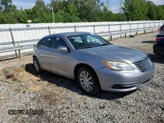 2013 Chrysler 200 Touring z VIN 1C3CCBBB3DN768437, wystawiony jako Copart lot #55159375 z przebiegiem 117 502 mil mil oraz Szkoda całkowita • Salvage title. Historia ofert i sprzedaży dostępna na DreamBid. Obrazek 4.