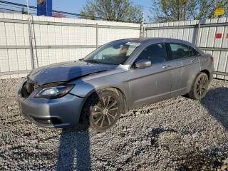 2013 Chrysler 200 Touring z VIN 1C3CCBBG7DN766198, wystawiony jako Copart lot #53583195 z przebiegiem 257 778 mil mil oraz Czysty tytuł • Clean title. Historia ofert i sprzedaży dostępna na DreamBid. Obrazek 1.