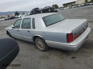 1996 Lincoln Town Car Signature with VIN 1LNLM82W7TY700245, listed as a Copart auction lot 68186004 with 134,509 mi miles and Clean Title. Bid and sale history available at carsss.com. Image 2.