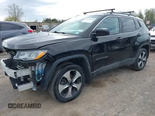 2020 Jeep Compass Latitude с VIN 3C4NJDBBXLT256632, выставлен на аукционе IAAI как лот 42155530 с пробегом 71 888 миль миль и . История ставок и продаж доступна на DreamBid. Изображение 2.