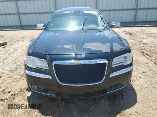 2013 Chrysler 300 C z VIN 2C3CCAKT5DH561771, wystawiony jako Copart lot #56519975 z przebiegiem 67 004 mil mil oraz Czysty tytuł • Clean title. Historia ofert i sprzedaży dostępna na DreamBid. Obrazek 5.