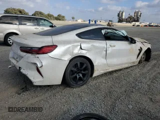 2022 BMW M8 Competition z VIN WBSAE0C04NCJ11232, wystawiony jako Copart lot #72020954 z przebiegiem Nie podano mil oraz Szkoda całkowita • Salvage title. Historia ofert i sprzedaży dostępna na DreamBid. Obrazek 3.