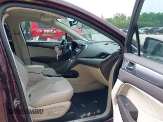 2018 Lincoln MKC Premiere z VIN 5LMCJ1C98JUL30207, wystawiony jako IAAI lot #42275853 z przebiegiem 51 206 mil mil oraz . Historia ofert i sprzedaży dostępna na DreamBid. Obrazek 5.