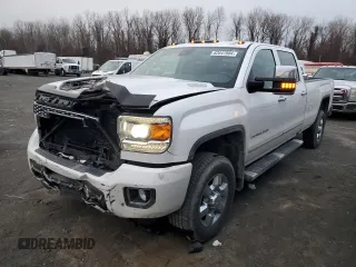 2019 GMC Sierra 3500HD Denali z VIN 1GT42WEYXKF210599, wystawiony jako Copart lot #82647984 z przebiegiem 89 288 mil mil oraz Szkody całkowita. Historia ofert i sprzedaży dostępna na DreamBid. Obrazek 1.