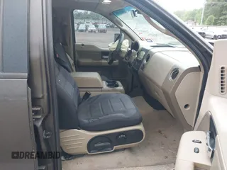 2005 Ford F-150 XLT z VIN 1FTRW12W35FB34549, wystawiony jako IAAI lot #41923359 z przebiegiem 286 494 mil mil oraz . Historia ofert i sprzedaży dostępna na DreamBid. Obrazek 5.