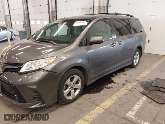 2018 Toyota Sienna LE Auto Access Seat with VIN 5TDKZ3DC4JS903738, listed as a IAAI auction lot 41688581 with 42,511 mi miles. Bid and sale history available at carsss.com. Image 17.