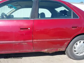 1998 Toyota Camry LE z VIN 4T1BG22K9WU367829, wystawiony jako IAAI lot #41820041 z przebiegiem 226 699 mil mil oraz . Historia ofert i sprzedaży dostępna na DreamBid. Obrazek 6.