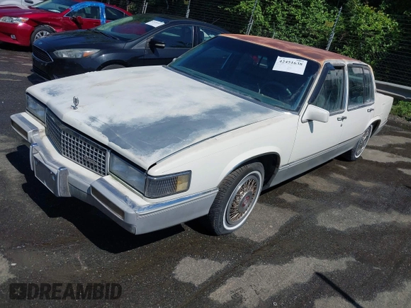 1989 Cadillac DeVille z VIN 1G6CD5159K4342392, wystawiony jako IAAI lot #42451638 z przebiegiem 162 687 mil mil oraz . Historia ofert i sprzedaży dostępna na DreamBid. Obrazek 2.