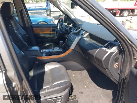 2008 Land Rover Range Rover Sport HSE z VIN SALSK25458A121339, wystawiony jako IAAI lot #42381868 z przebiegiem 173 469 mil mil oraz . Historia ofert i sprzedaży dostępna na DreamBid. Obrazek 5.