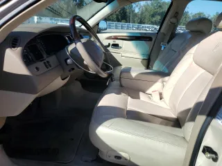 2001 Lincoln Town Car Cartier z VIN 1LNHM83W31Y671814, wystawiony jako Copart lot #77169664 z przebiegiem Nie podano mil oraz Szkoda całkowita • Salvage title. Historia ofert i sprzedaży dostępna na DreamBid. Obrazek 7.