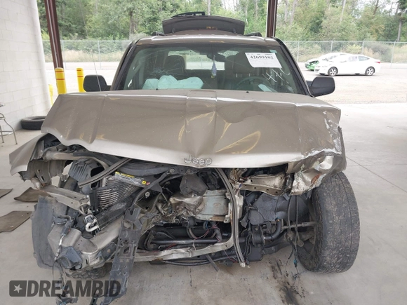 2005 Jeep Grand Cherokee Laredo with VIN 1J4GR48KX5C589625, listed as a IAAI auction lot 42699102 with Not provided miles and . Bid and sale history available at DreamBid. Image 6.
