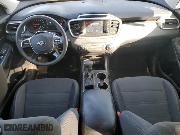 2019 Kia Sorento L z VIN 5XYPG4A31KG585341, wystawiony jako Copart lot #53194145 z przebiegiem 67 451 mil mil oraz Szkoda całkowita • Salvage title. Historia ofert i sprzedaży dostępna na DreamBid. Obrazek 8.