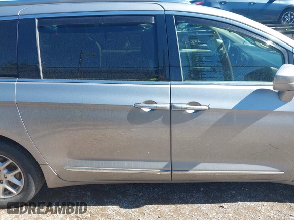 2020 Chrysler Pacifica Touring L with VIN 2C4RC1BG7LR140622, listed as a IAAI auction lot 42090987 with 125,377 mi miles and . Bid and sale history available at DreamBid. Image 13.