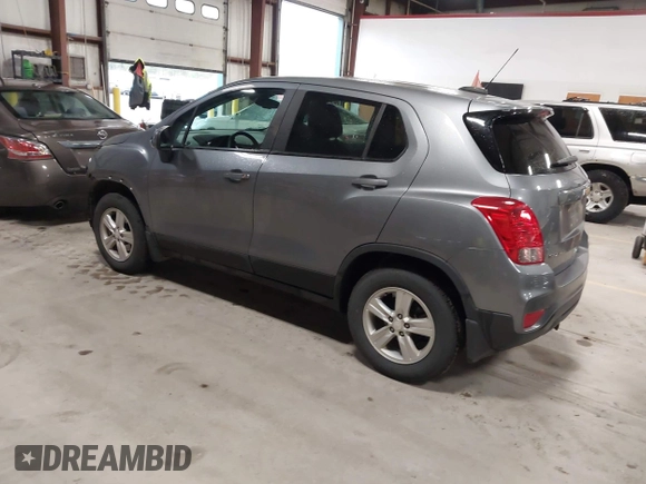 2020 Chevrolet Trax LS z VIN 3GNCJNSB8LL183510, wystawiony jako IAAI lot #42198485 z przebiegiem 115 502 mil mil oraz . Historia ofert i sprzedaży dostępna na DreamBid. Obrazek 3.