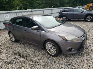 2014 Ford Focus Titanium z VIN 1FADP3N23EL365678, wystawiony jako Copart lot #64418025 z przebiegiem Nie podano mil oraz Czysty tytuł • Clean title. Historia ofert i sprzedaży dostępna na DreamBid. Obrazek 4.