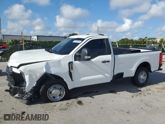 2023 Ford F-250 XL z VIN 1FTBF2AA5PEE21669, wystawiony jako Copart lot #65799754 z przebiegiem Nie podano mil oraz Czysty tytuł • Clean title. Historia ofert i sprzedaży dostępna na DreamBid. Obrazek 1.