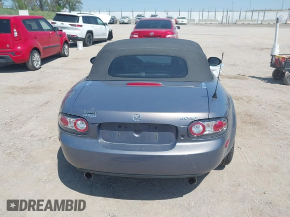 2007 Mazda MX-5 Miata Sport z VIN JM1NC25F570130226, wystawiony jako IAAI lot #42227544 z przebiegiem 150 035 mil mil oraz . Historia ofert i sprzedaży dostępna na DreamBid. Obrazek 17.