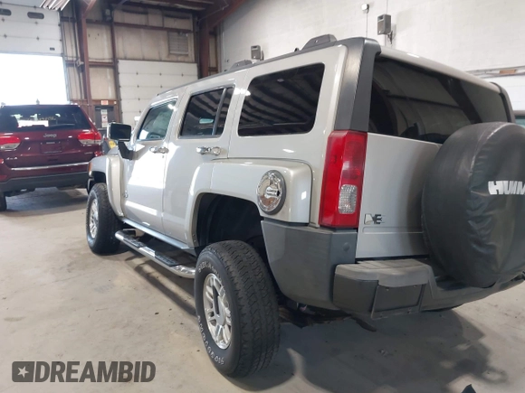 2006 Hummer H3 with VIN 5GTDN136268123052, listed as a IAAI auction lot 42126283 with 124,040 mi miles. Bid and sale history available at carsss.com. Image 3.