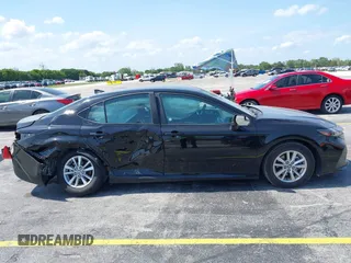 2025 Toyota Camry LE z VIN 4T1DAACK5SU071607, wystawiony jako IAAI lot #42377715 z przebiegiem Nie podano mil oraz . Historia ofert i sprzedaży dostępna na DreamBid. Obrazek 13.