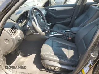 2015 BMW X1 xDrive28i z VIN WBAVL1C59FVY32553, wystawiony jako Copart lot #56513435 z przebiegiem 131 831 mil mil oraz Szkoda całkowita • Salvage title. Historia ofert i sprzedaży dostępna na DreamBid. Obrazek 7.
