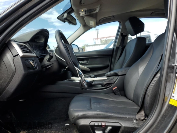 2017 BMW 3 Series 320i z VIN WBA8E1G34HNU15828, wystawiony jako Copart lot #52578625 z przebiegiem 61 391 mil mil oraz Szkoda całkowita • Salvage title. Historia ofert i sprzedaży dostępna na DreamBid. Obrazek 7.