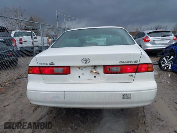 1999 Toyota Camry LE z VIN 4T1BF28K4XU931902, wystawiony jako IAAI lot #41707824 z przebiegiem 171 224 mil mil oraz . Historia ofert i sprzedaży dostępna na DreamBid. Obrazek 16.