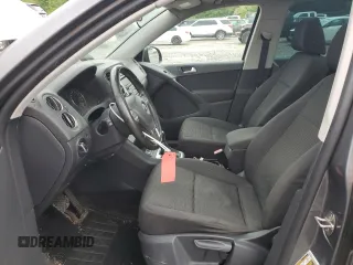 2013 Volkswagen Tiguan S z VIN WVGAV3AX6DW597379, wystawiony jako Copart lot #56386515 z przebiegiem 100 415 mil mil oraz Czysty tytuł • Clean title. Historia ofert i sprzedaży dostępna na DreamBid. Obrazek 7.