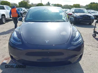 2024 Tesla Model Y Long Range z VIN 7SAYGDEE0RA263842, wystawiony jako IAAI lot #42106339 z przebiegiem 48 447 mil mil oraz . Historia ofert i sprzedaży dostępna na DreamBid. Obrazek 12.