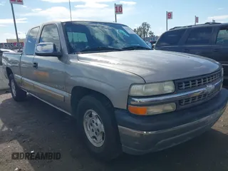 2001 Chevrolet Silverado 1500 LS with VIN 2GCEC19T311113978, listed as a IAAI auction lot 41424093 with 121,389 mi miles. Bid and sale history available at carsss.com. Image 1.