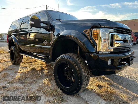 2004 Ford Excursion Eddie Bauer z VIN 1FMSU45P14EA06923, wystawiony jako Copart lot #84176014 z przebiegiem 186 217 mil mil oraz Czysty tytuł • Clean title. Historia ofert i sprzedaży dostępna na DreamBid. Obrazek 4.