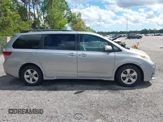 2018 Toyota Sienna LE Auto Access Seat with VIN 5TDKZ3DC5JS945951, listed as a IAAI auction lot 41689856 with 103,537 mi miles. Bid and sale history available at carsss.com. Image 14.