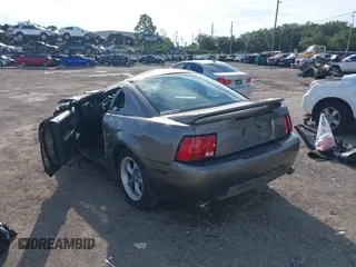 2004 Ford Mustang Standard z VIN 1FAFP40684F194867, wystawiony jako IAAI lot #39963442 z przebiegiem Nie podano mil oraz . Historia ofert i sprzedaży dostępna na DreamBid. Obrazek 3.