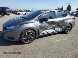 2024 Nissan Versa SR z VIN 3N1CN8FV2RL816209, wystawiony jako Copart lot #56323535 z przebiegiem 27 841 mil mil oraz Szkoda całkowita • Salvage title. Historia ofert i sprzedaży dostępna na DreamBid. Obrazek 1.