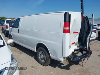 2015 Chevrolet Express Cargo z VIN 1GCWGFCFXF1184780, wystawiony jako IAAI lot #42180137 z przebiegiem 103 453 mil mil oraz . Historia ofert i sprzedaży dostępna na DreamBid. Obrazek 3.