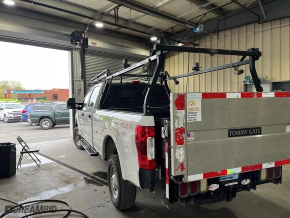 2019 Ford Super Duty F-250 SRW XL with VIN 1FT7W2B60KED04381, listed as a IAAI auction lot 41975004 with 128,098 mi miles. Bid and sale history available at carsss.com. Image 1.