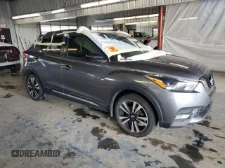 2019 Nissan Kicks S z VIN 3N1CP5CU1KL558517, wystawiony jako Copart lot #45549515 z przebiegiem Nie podano mil oraz Czysty tytuł • Clean title. Historia ofert i sprzedaży dostępna na DreamBid. Obrazek 4.
