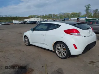 2012 Hyundai Veloster w/Gray Int z VIN KMHTC6AD6CU063301, wystawiony jako IAAI lot #42142593 z przebiegiem 100 796 mil mil oraz . Historia ofert i sprzedaży dostępna na DreamBid. Obrazek 3.