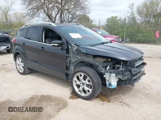 2013 Ford Escape Titanium z VIN 1FMCU0J99DUD76205, wystawiony jako IAAI lot #42191312 z przebiegiem 100 465 mil mil oraz . Historia ofert i sprzedaży dostępna na DreamBid. Obrazek 1.