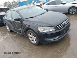 2014 Volkswagen Passat Wolfsburg Edition z VIN 1VWAT7A35EC038601, wystawiony jako IAAI lot #41730628 z przebiegiem 127 024 mil mil oraz . Historia ofert i sprzedaży dostępna na DreamBid. Obrazek 1.