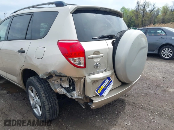 2006 Toyota RAV4 with VIN JTMZK33V365000984, listed as a IAAI auction lot 41957813 with 121,527 mi miles. Bid and sale history available at carsss.com. Image 6.