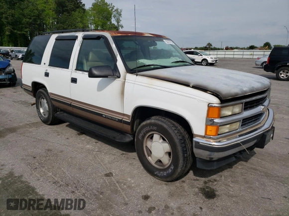 1998 Chevrolet Tahoe z VIN 1GNEK13R7WJ348565, wystawiony jako Copart lot #53375725 z przebiegiem 176 919 mil mil oraz Szkoda całkowita • Salvage title. Historia ofert i sprzedaży dostępna na DreamBid. Obrazek 4.