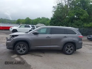 2016 Toyota Highlander XLE z VIN 5TDJKRFHXGS258923, wystawiony jako IAAI lot #42372340 z przebiegiem 181 438 mil mil oraz . Historia ofert i sprzedaży dostępna na DreamBid. Obrazek 14.