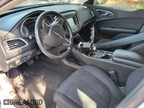 2015 Chrysler 200 Limited z VIN 1C3CCCAB0FN656088, wystawiony jako IAAI lot #41710154 z przebiegiem 154 091 mil mil oraz . Historia ofert i sprzedaży dostępna na DreamBid. Obrazek 6.