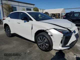 2024 Lexus RZ 300e Premium z VIN JTJABABB5RA005041, wystawiony jako Copart lot #72653024 z przebiegiem 3385 mil mil oraz Szkody całkowita. Historia ofert i sprzedaży dostępna na DreamBid. Obrazek 4.