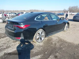 2024 BMW i4 eDrive40 z VIN WBY73AW02RFT29049, wystawiony jako IAAI lot #41636126 z przebiegiem 6670 mil mil oraz . Historia ofert i sprzedaży dostępna na DreamBid. Obrazek 4.