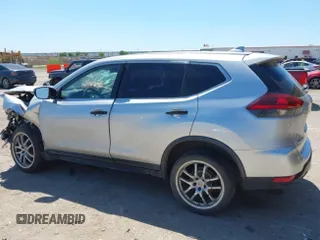 2018 Nissan Rogue SV z VIN KNMAT2MV0JP520818, wystawiony jako IAAI lot #42029891 z przebiegiem Nie podano mil oraz . Historia ofert i sprzedaży dostępna na DreamBid. Obrazek 3.