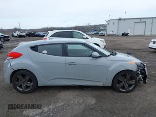 2013 Hyundai Veloster w/Gray Int z VIN KMHTC6AD3DU140949, wystawiony jako IAAI lot #41883011 z przebiegiem 108 247 mil mil oraz . Historia ofert i sprzedaży dostępna na DreamBid. Obrazek 13.