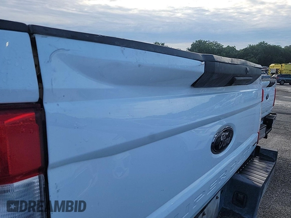 2019 Ford F-250 XL z VIN 1FT7W2B60KED86550, wystawiony jako IAAI lot #42501135 z przebiegiem 188 501 mil mil oraz . Historia ofert i sprzedaży dostępna na DreamBid. Obrazek 37.