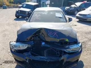2018 BMW 3 Series 330i xDrive z VIN WBA8D9C5XJEM33068, wystawiony jako IAAI lot #40640558 z przebiegiem 53 556 mil mil oraz . Historia ofert i sprzedaży dostępna na DreamBid. Obrazek 12.